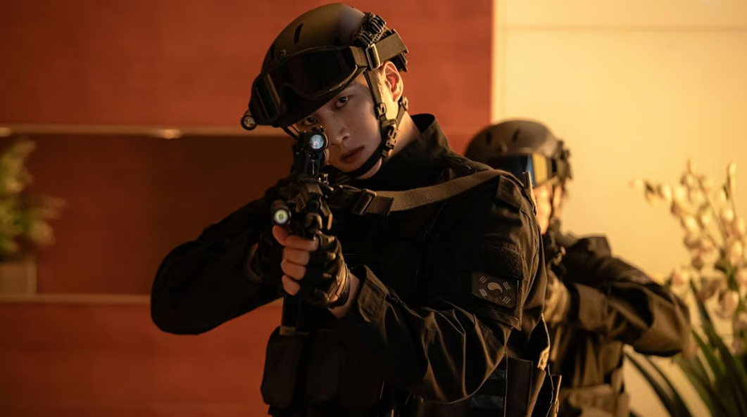 Ahn Bo Hyun em cena de confronto físico em Flex X Cop 2.