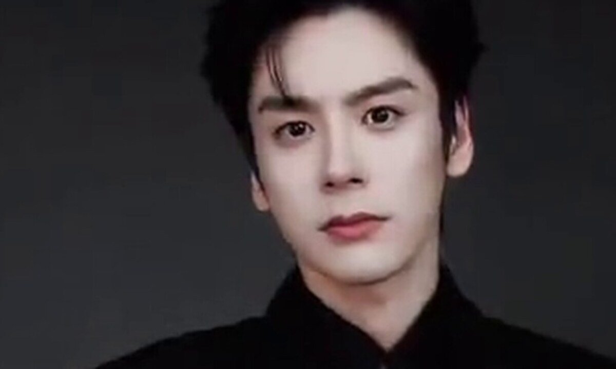 Miles Wei como Fu Ming Yu em imagem promocional de Além das Nuvens