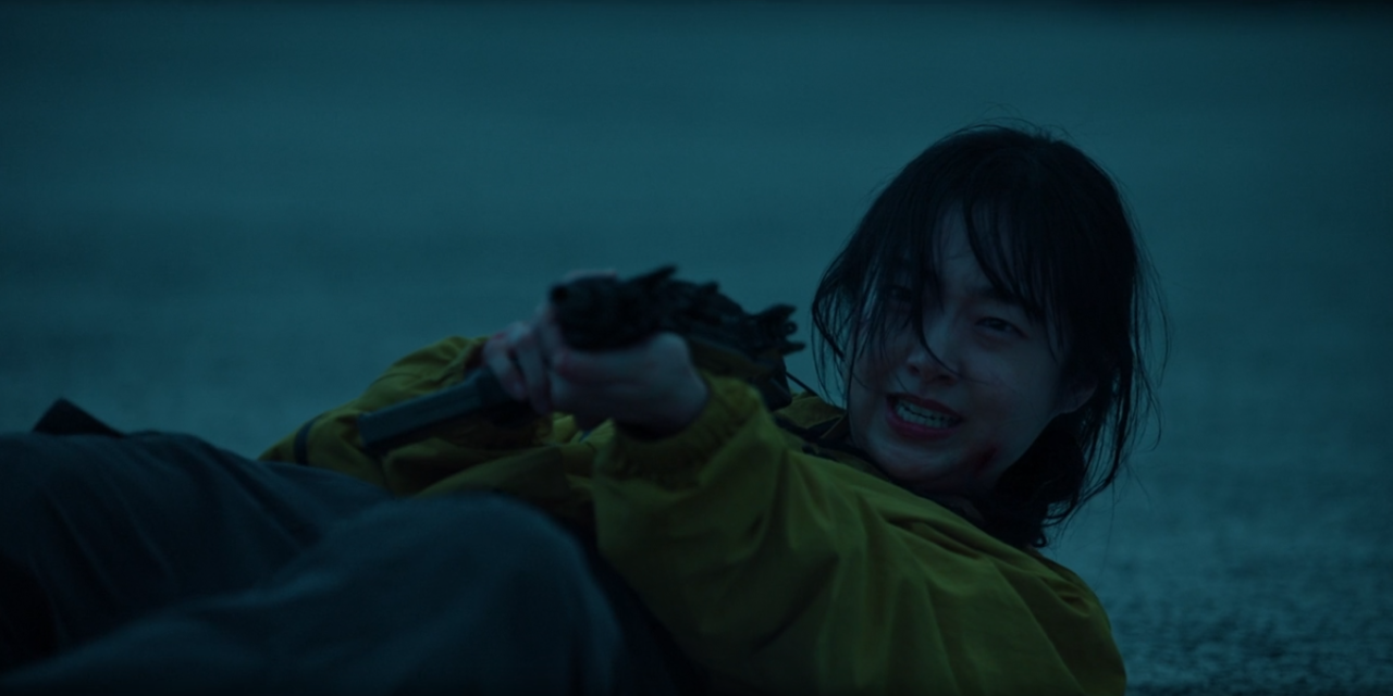 A personagem Jian utilizando uma arma de fogo na série.