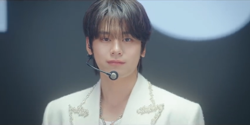 O personagem Lee Chan lidando com memórias do grupo D.N.X.