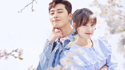 Atores sul-coreanos caracterizados em cenas de doramas sobre rotina e trabalho.