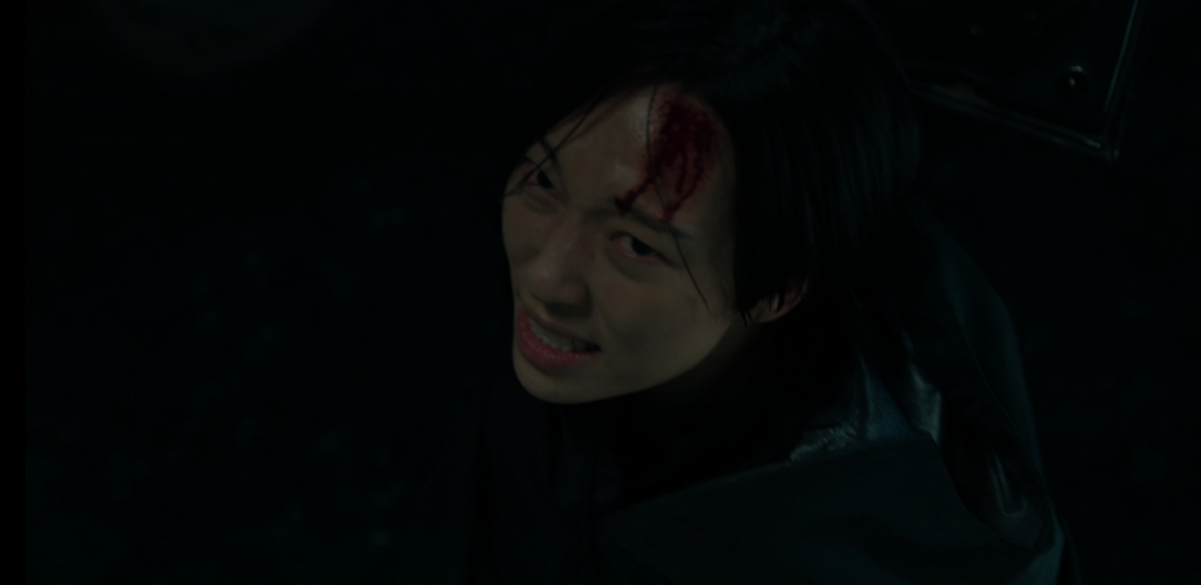 A personagem Min Hye em cena de conflito armado.