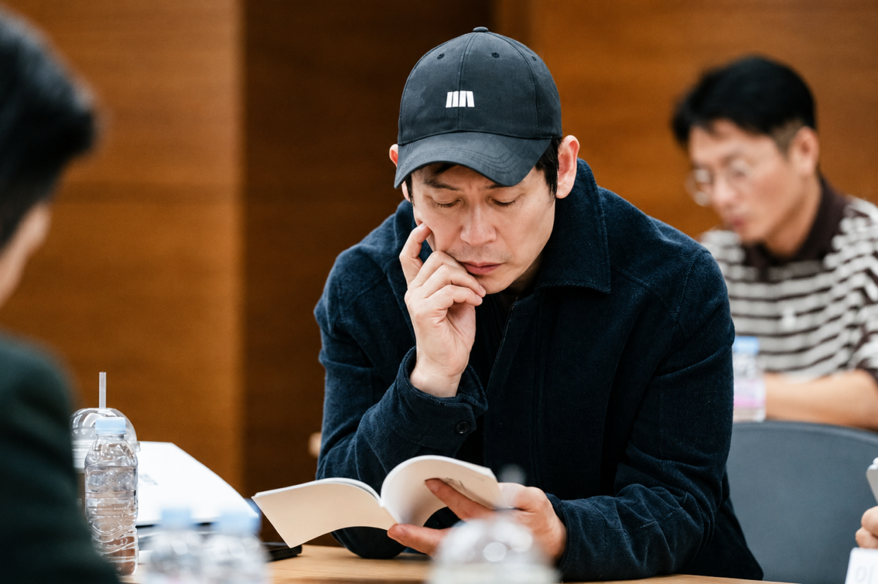 O ator Sul Kyung Gu em imagem de bastidores da produção.
