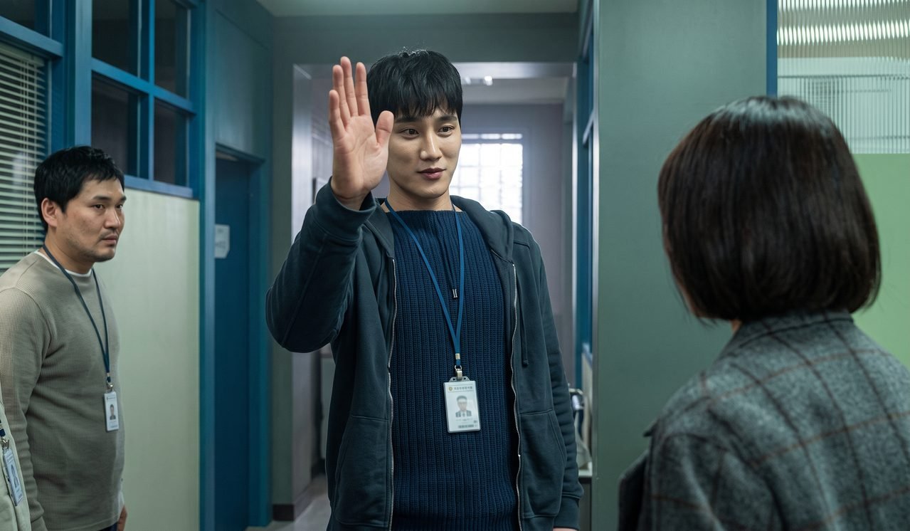 Os ator Ahn Bo Hyun em ambiente investigativo na série My Name.