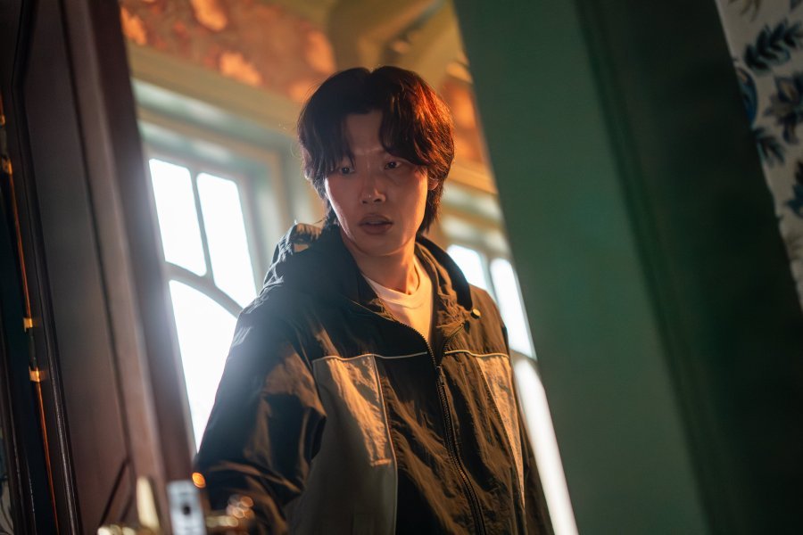 O ator Ryu Jun Yeol no papel do recluso Je Moon Jae.