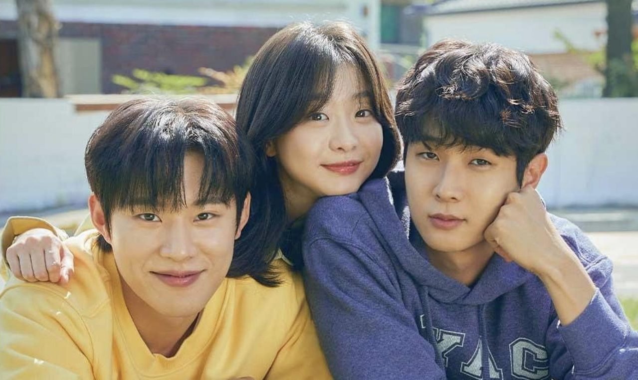  Choi Woo Shik e Kim Da Mi contracenando em Nosso Eterno Verão.