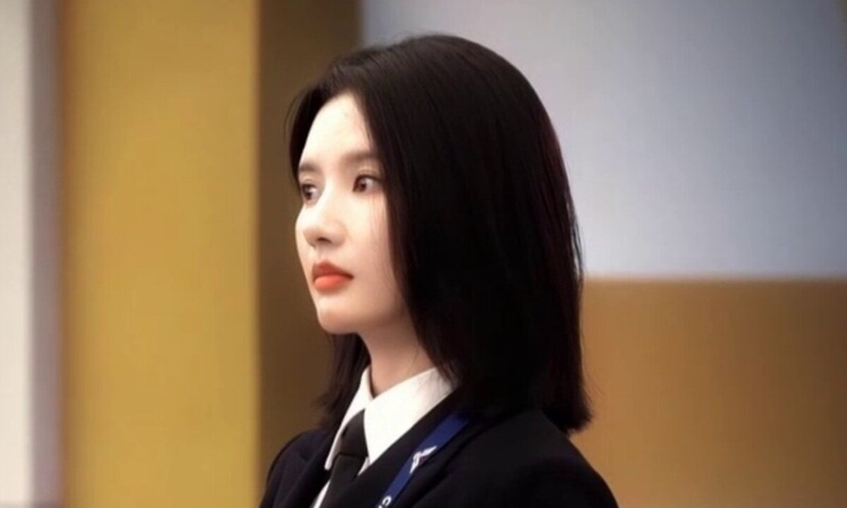 Liu Xie Ning caracterizada como a piloto Ruan Si Xian em Além das Nuvens