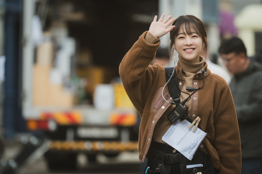 Park Bo Young em cena como a diretora Kim Mu Bee no dorama Um Amor de Cinema.