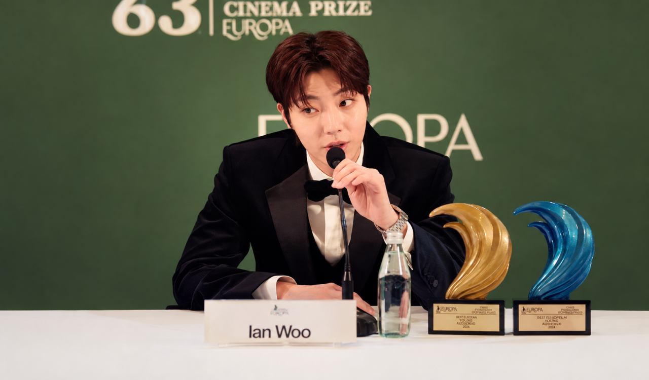 O ator Hwang In Youp no papel do diretor Woo Soo Bin.