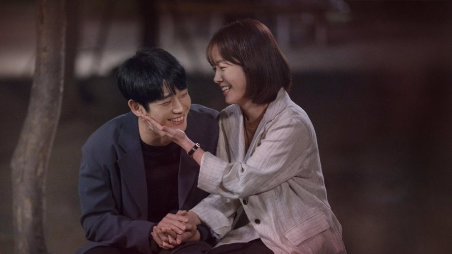  Han Ji Min e Jung Hae In em cena de Uma Noite de Primavera.