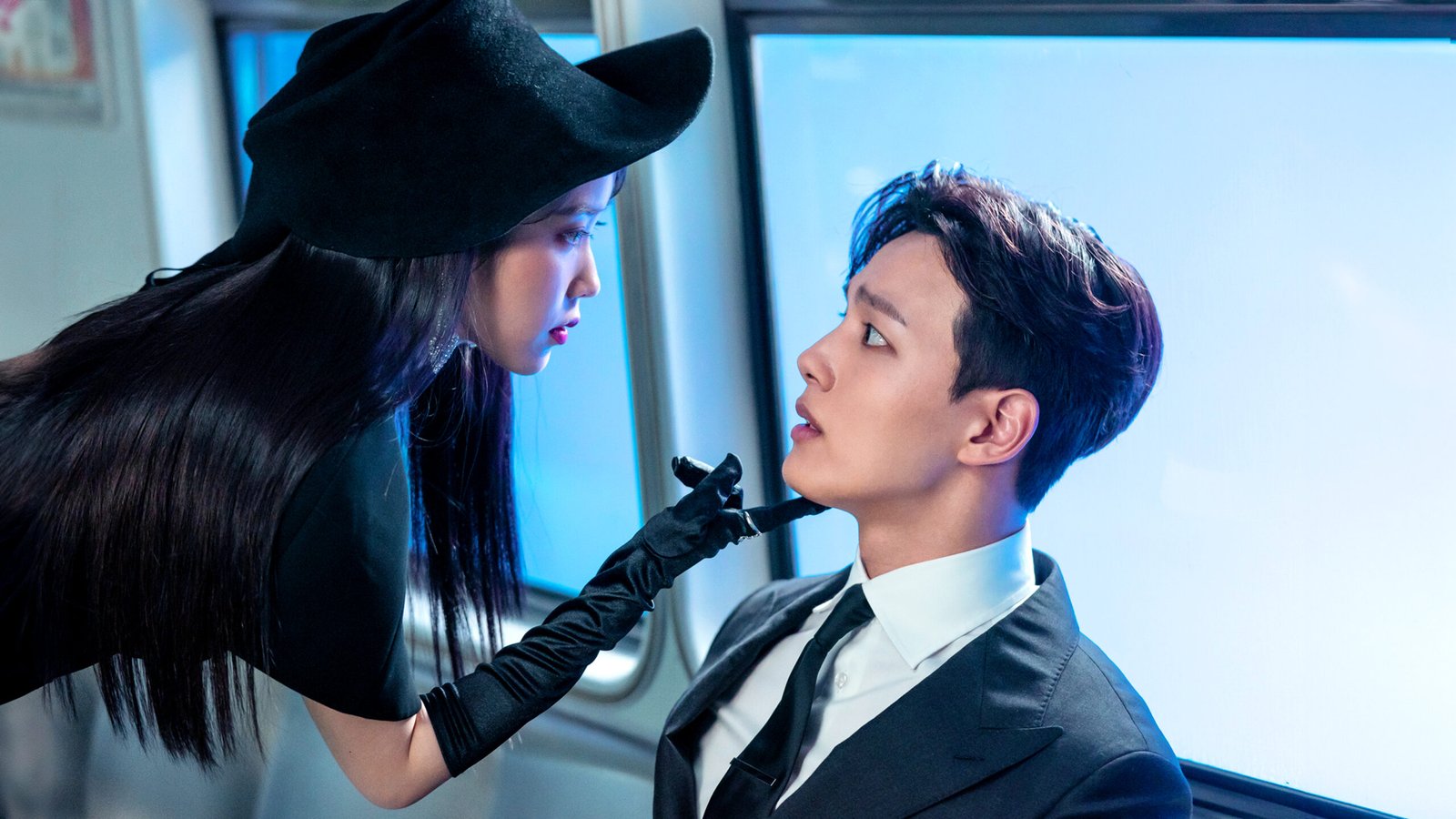 IU e Yeo Jin-goo em imagem promocional de Hotel del Luna