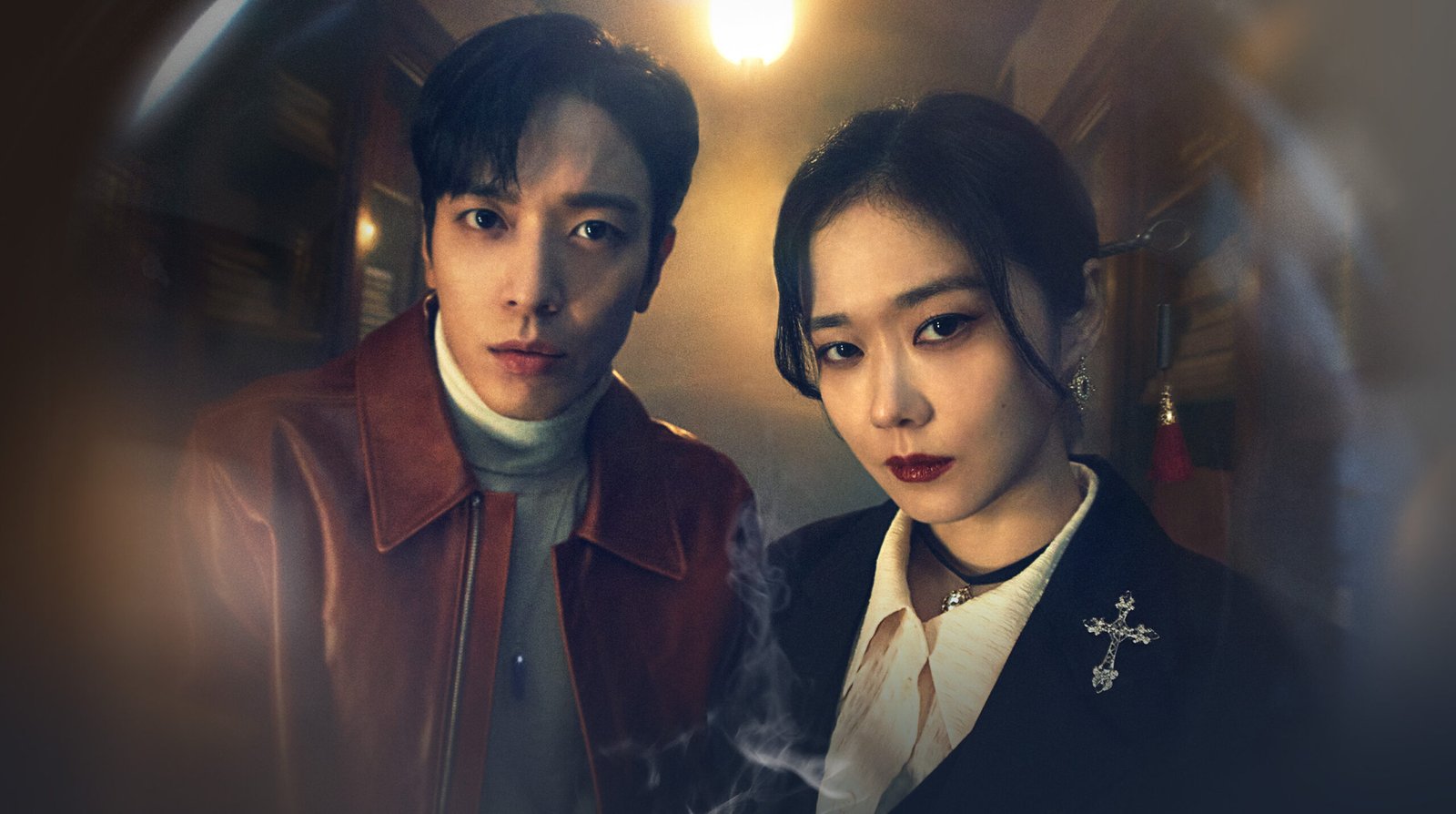 Jang Na-ra e Jung Yong-hwa em imagem promocional de Sell Your Haunted House