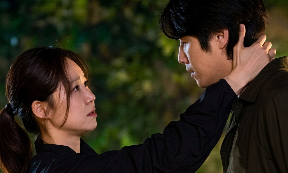 Yoo Bo-na segura o rosto de Kwon Tae-sung em cena noturna de A Justiceira