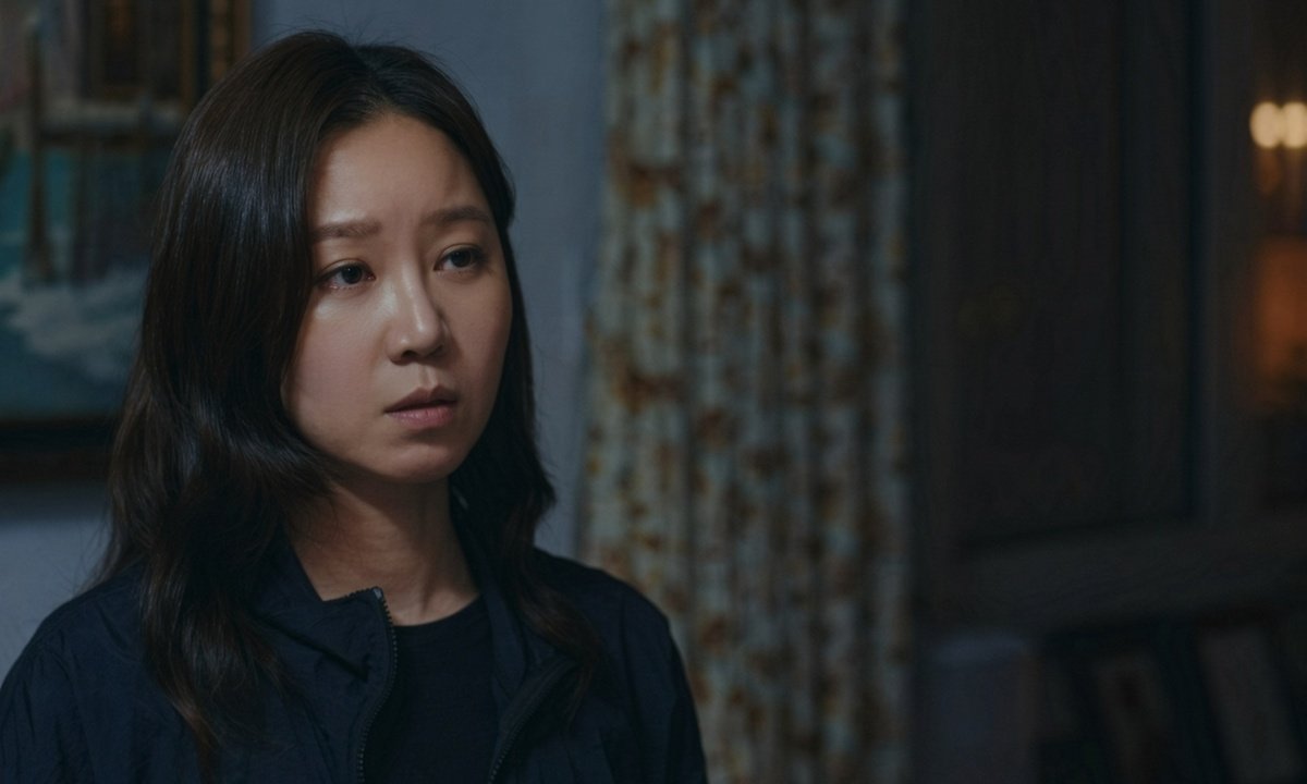Yoo Bo-na em silêncio durante o desfecho de A Justiceira