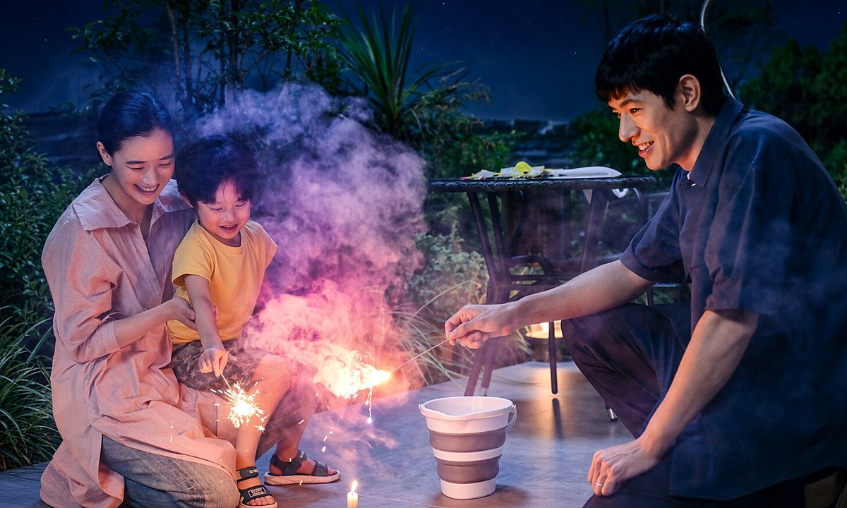 Até a Camiseta Secar cover image Sakiko and Mitsuru in the final episode of Até a Camiseta Secar