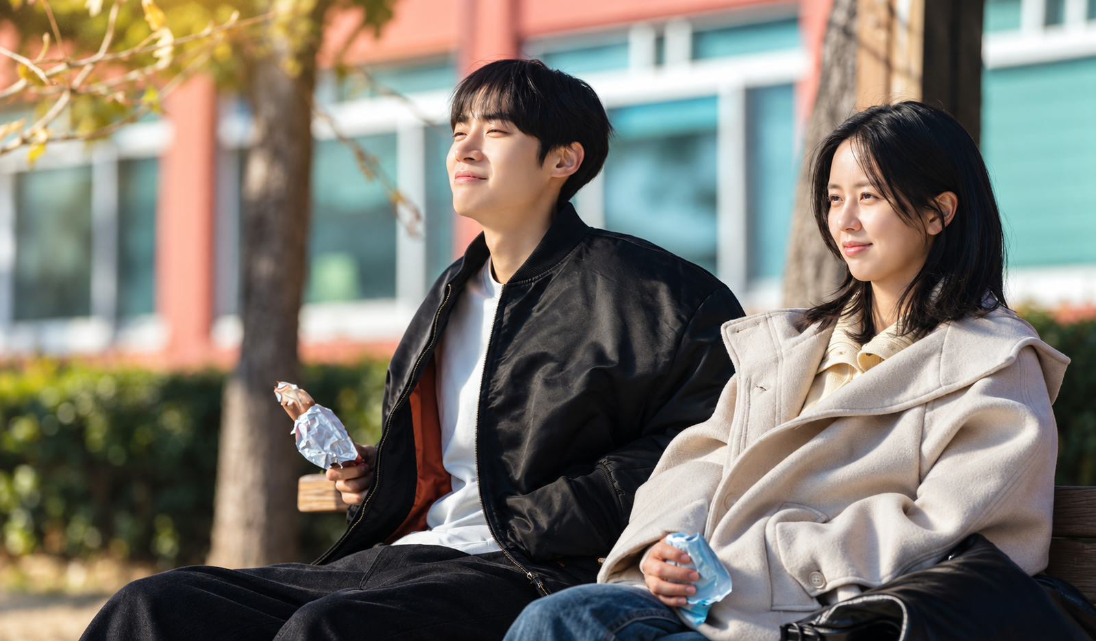Choo Young Woo e Kim So Hyun sentados juntos em cena de Between Steps
