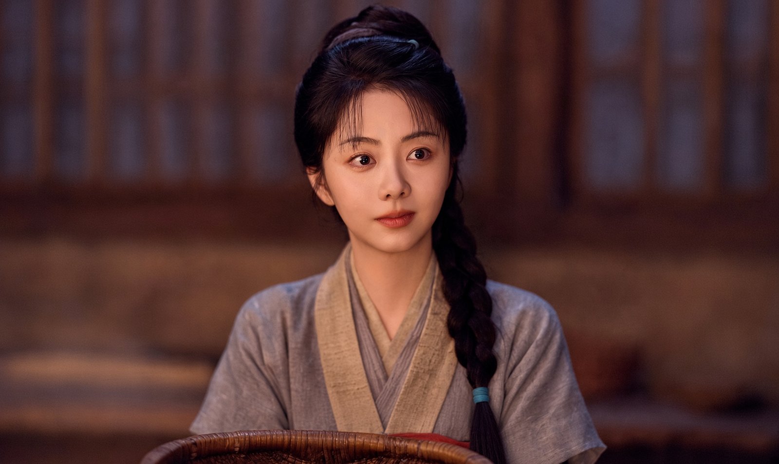 Tan Songyun como Xu Lanxiang vestida de criada em Contra a Correnteza