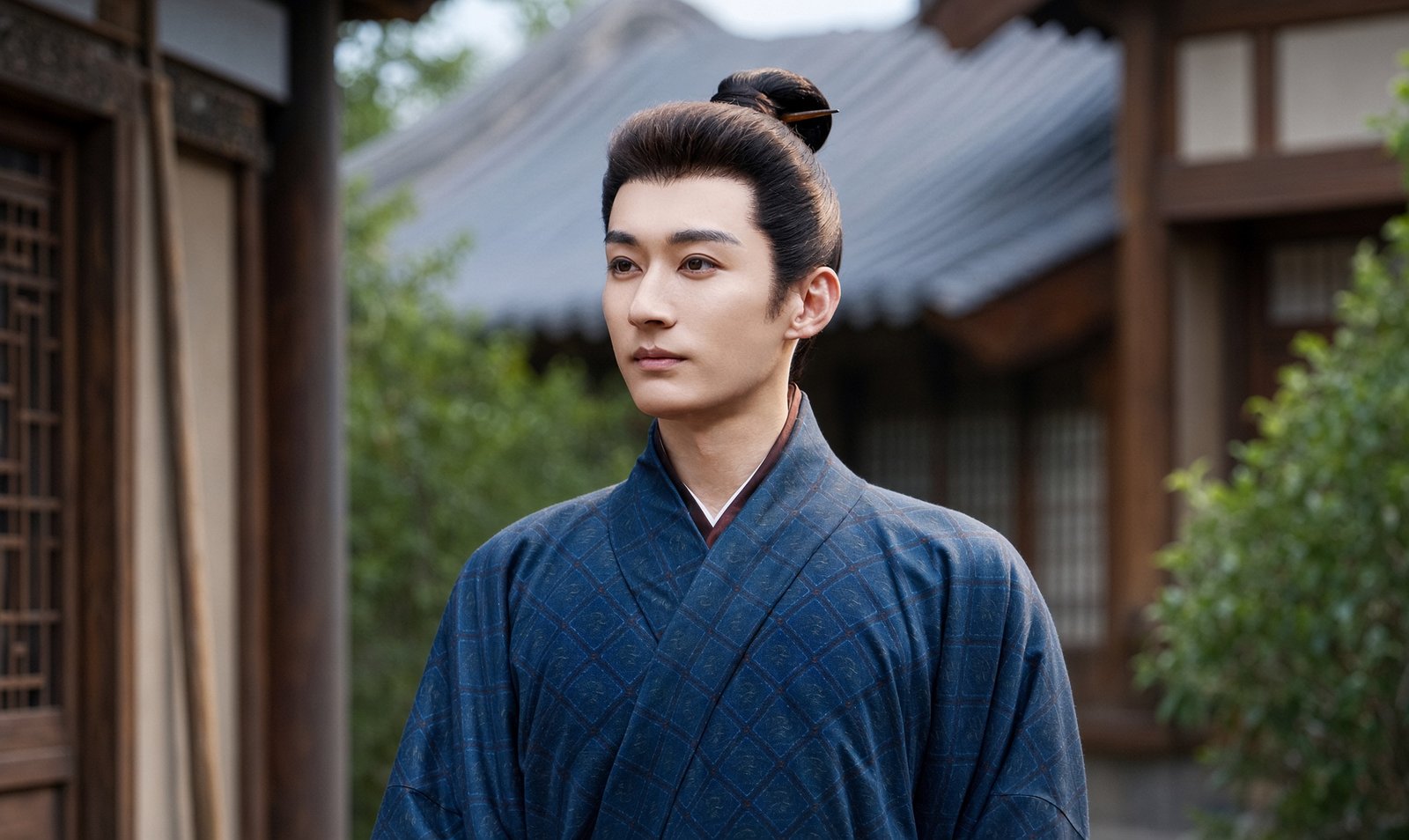 Liu Xueyi como Lin Jinqi usando traje azul em Contra a Correnteza