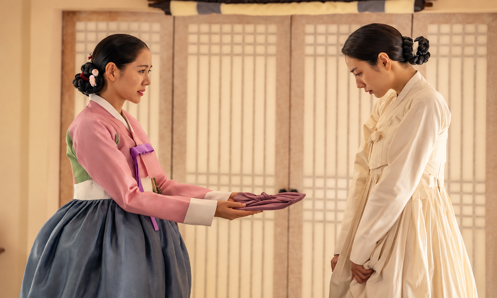 Lady Cho and Hui-yeon in The Scandal
