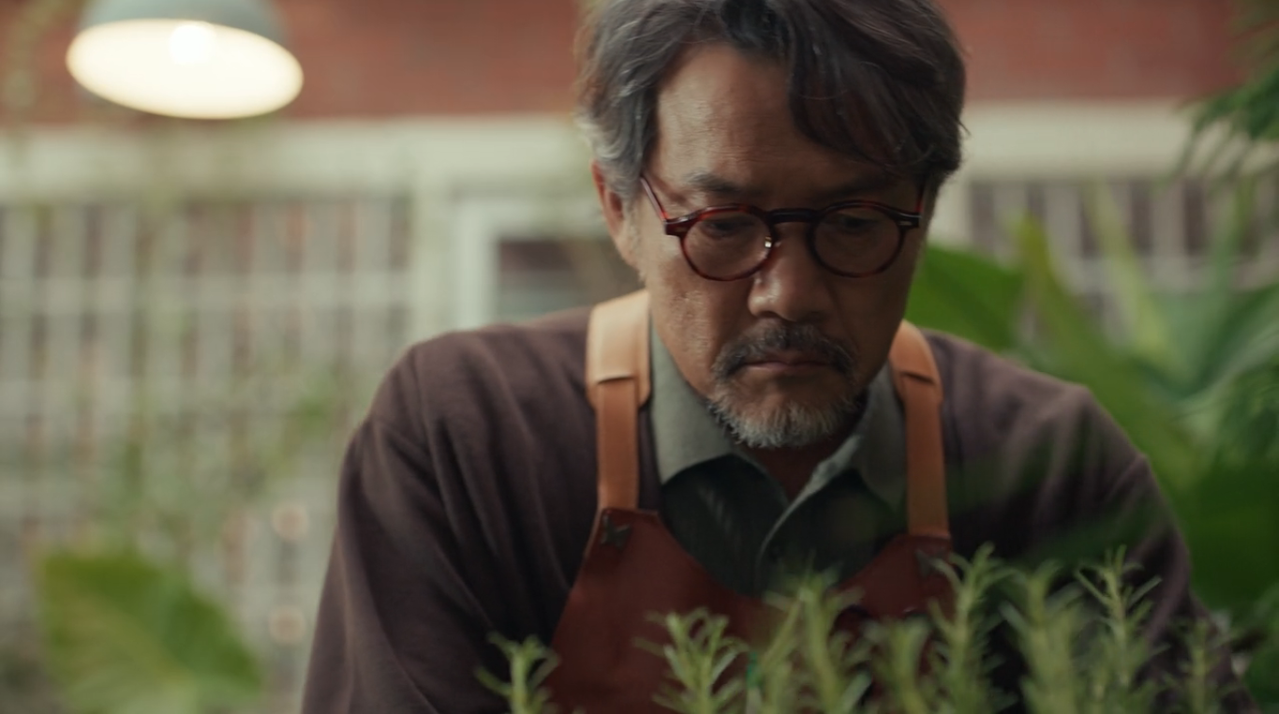 Kang Seung-woon at home in episode 6