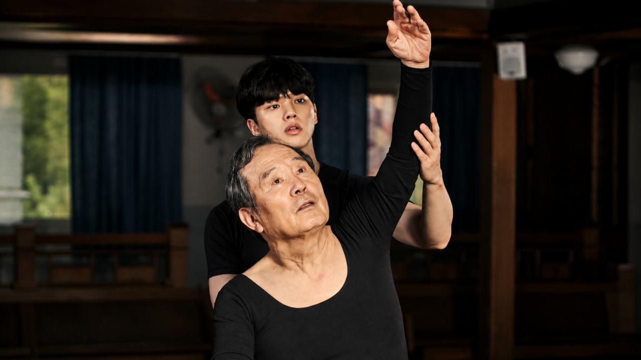 Lee Chae-rok orienta Shim Deok-chul durante um treino de balé em Navillera