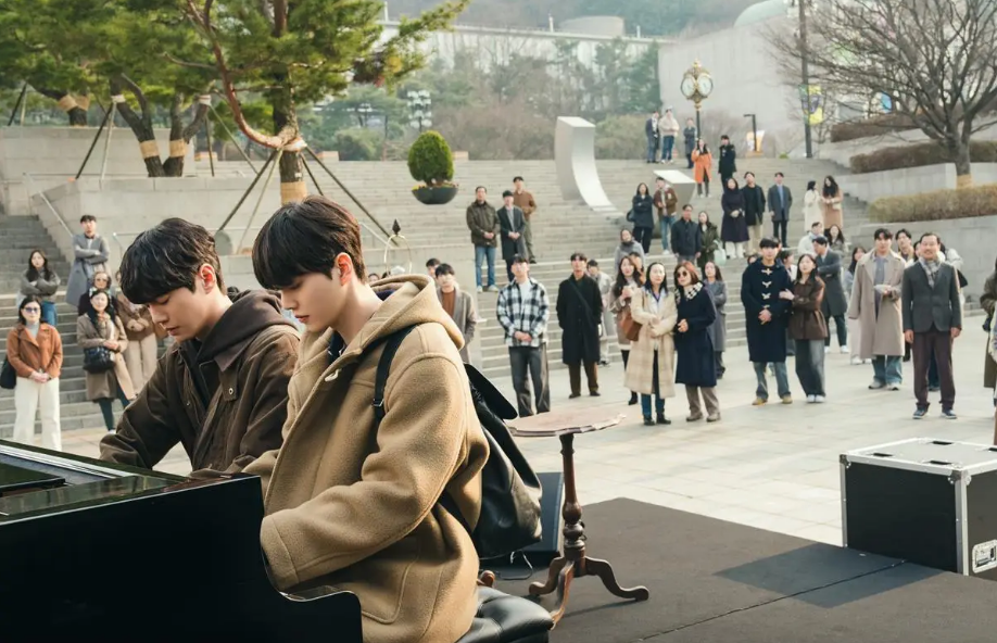 Pi O e Jeong Yo tocando o mesmo piano no dorama.