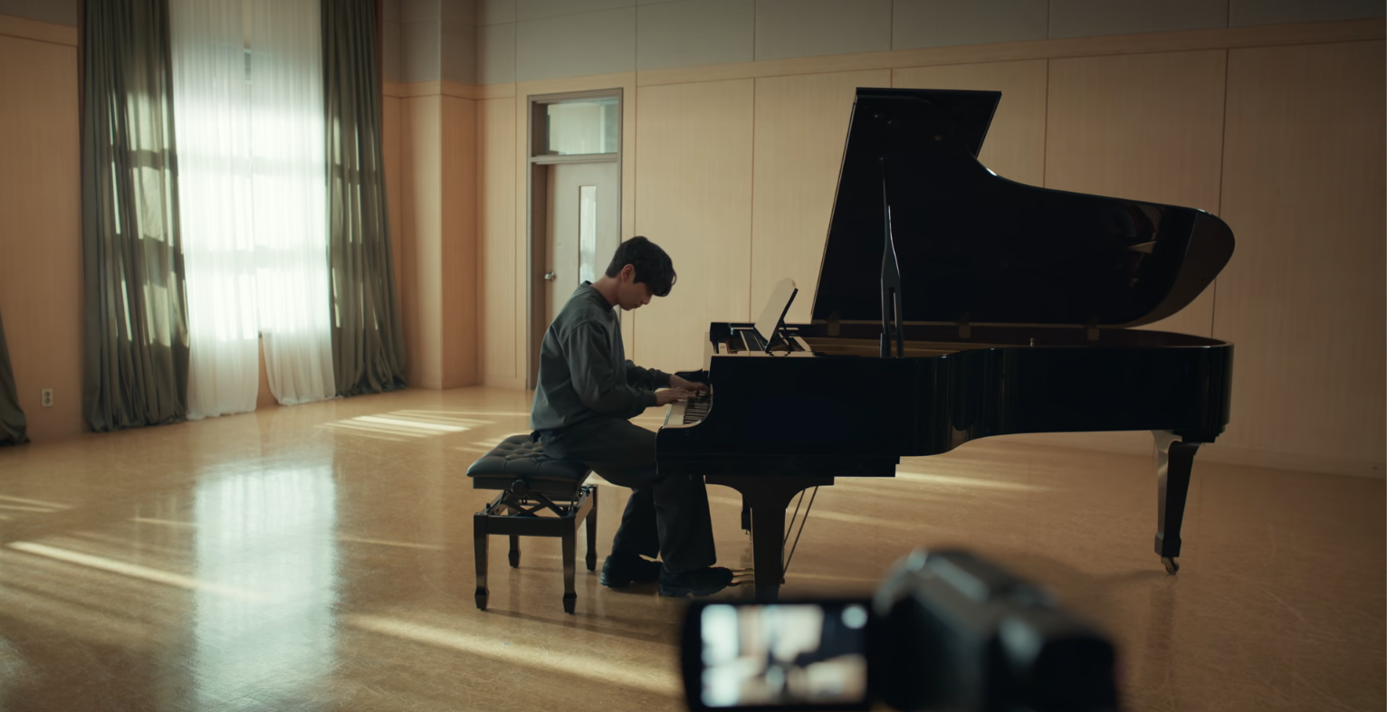 Pi-o ensaia ao piano antes do Concurso Harmonie em Quatro Mãos, Duas Sonatas