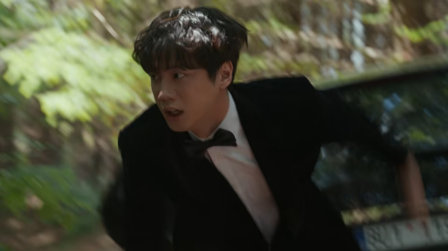 Pi-o corre de smoking após o desaparecimento de Jeong-yo no episódio 5