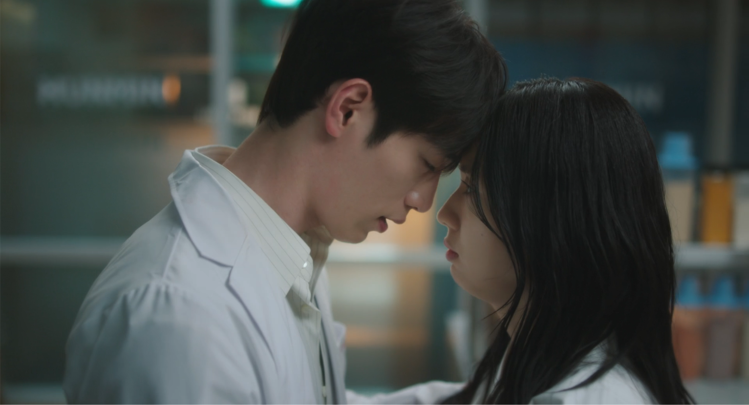 Ho e Mido no laboratório em Um Amor Diferente do Seu Namgung Ho e Lee Mi-do se aproximam no laboratório no episódio 2