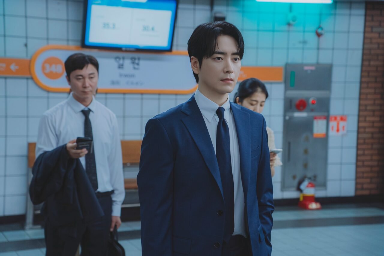 Lee Joon-hyuk as office worker Gong Eun-tae in The Ordinary Jackpot