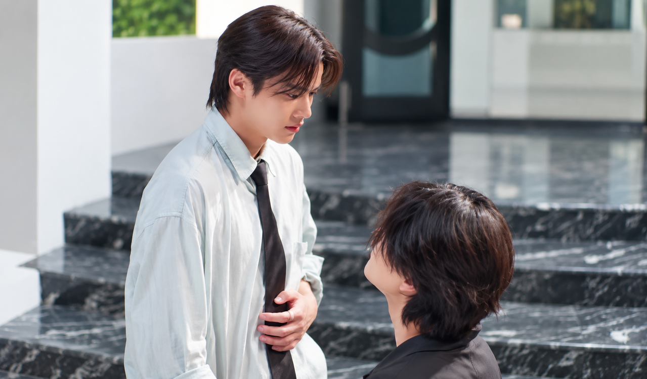 Nakhun and Phatsa during the marriage proposal in Knot The Series