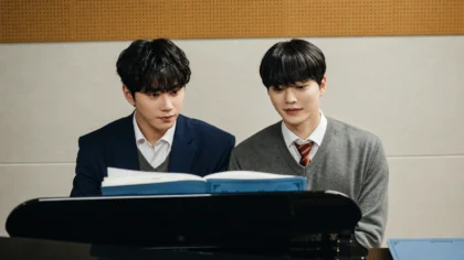 Atores Song Kang e Lee Jun Young em cenas musicais de Quatro Mãos, Duas Sonatas.