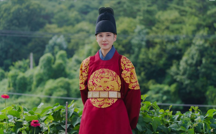 Park Eun Bin trajada com as vestimentas do Príncipe Herdeiro.