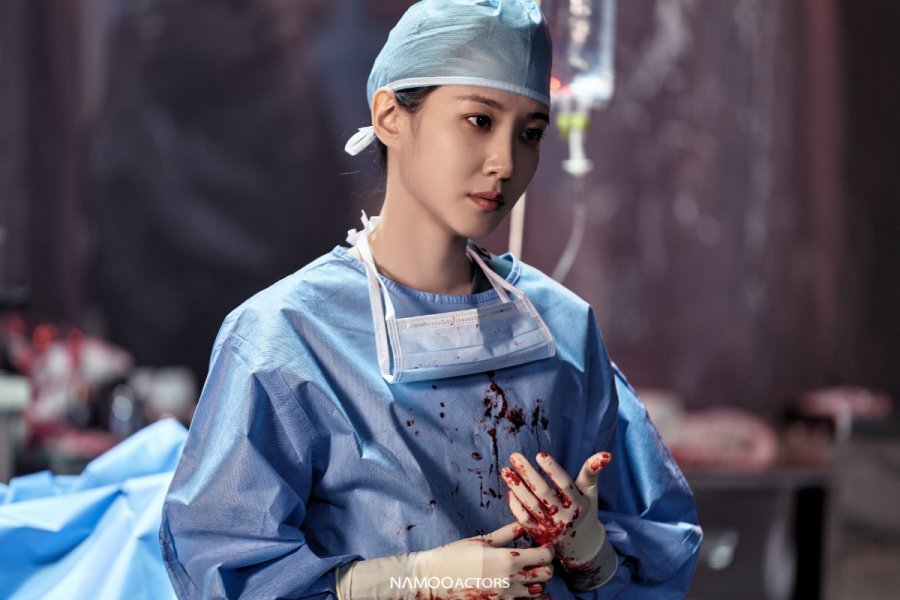 A atriz Park Eun Bin utilizando trajes médicos no papel da neurocirurgiã Jeong Se Ok.